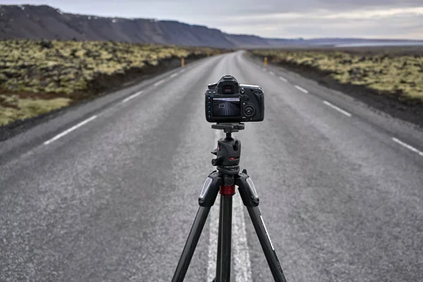 İlçe karayolu üzerinde kamera ile tripod
