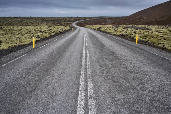 Islandský krajina s země vozovky — Stock fotografie