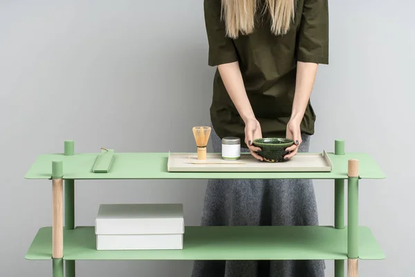 Menina com tigela perto de stand — Fotografia de Stock