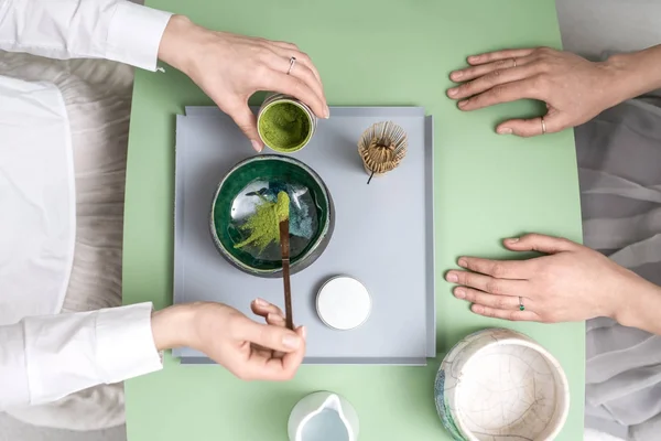 Herstellung von grünem Matcha-Tee — Stockfoto