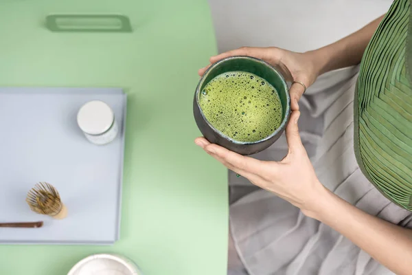 Halteschale mit grünem Matcha-Tee — Stockfoto