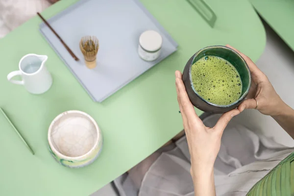 Halteschale mit grünem Matcha-Tee — Stockfoto
