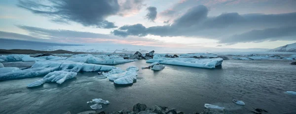 Isländische Landschaft mit eisiger Meeresoberfläche — Stockfoto