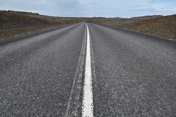 Paisagem islandesa com estrada rural — Fotografia de Stock
