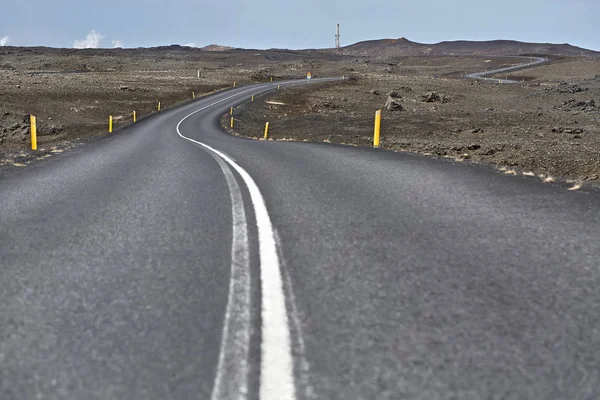 Islandský krajina s země vozovky — Stock fotografie