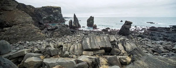 Isländska landskapet av steniga havsstrand — Stockfoto