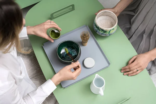 Maken van groene matcha thee — Stockfoto