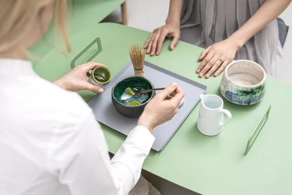 Making of green matcha tea — Stock Photo, Image