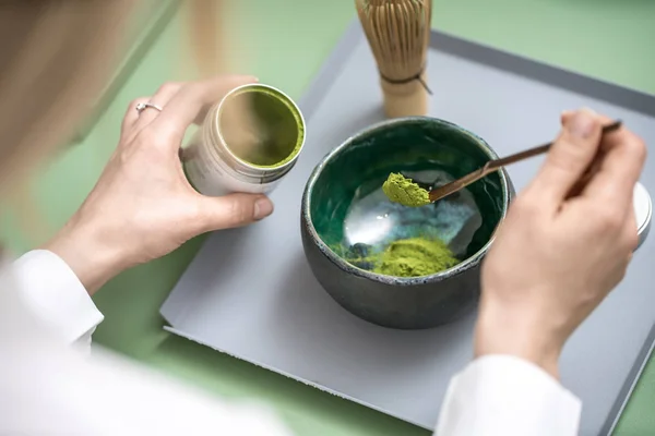 Herstellung von grünem Matcha-Tee — Stockfoto