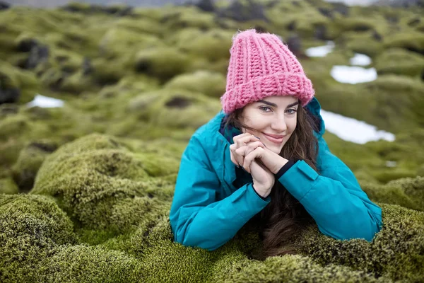 Dívka pózuje venku — Stock fotografie