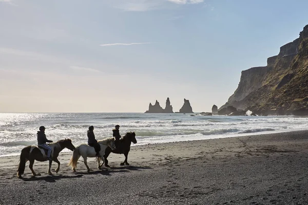 Jezdci na pláži na Islandu — Stock fotografie
