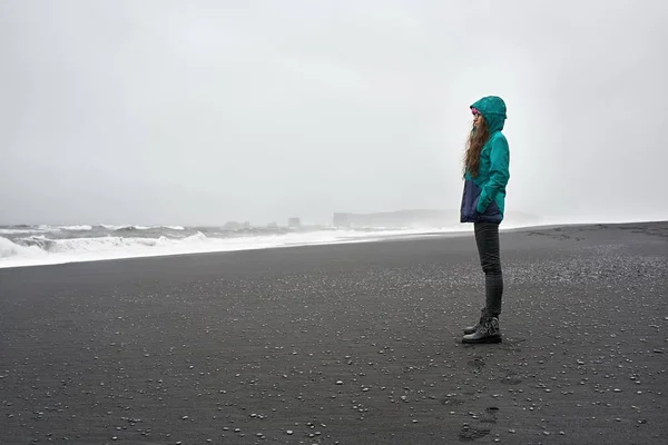 Fille posant sur la plage — Photo