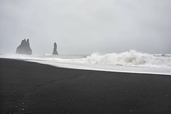 Paisaje islandés de playa de arena negra —  Fotos de Stock