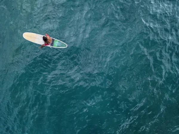 Αεροφωτογραφία του surfer επί του σκάφους — Φωτογραφία Αρχείου