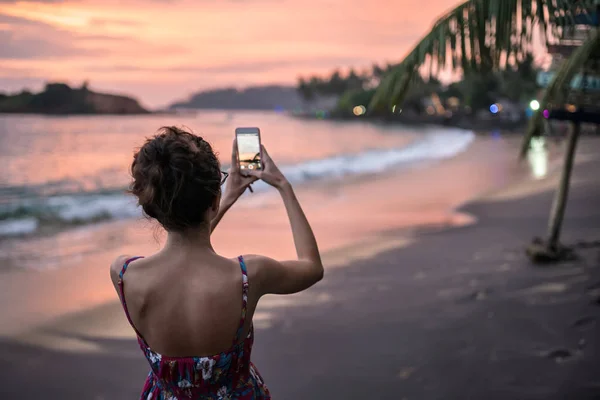 Lány fényképezés sunset Beach — Stock Fotó