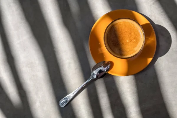 Koffie drinken in glas op schotel — Stockfoto