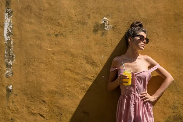 Ragazza con cocktail all'aperto — Foto Stock