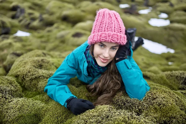 Girl posing outdoors — Stock Photo, Image