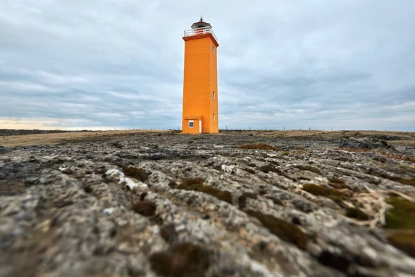 IJslandse landschap met oranje vuurtoren — Stockfoto