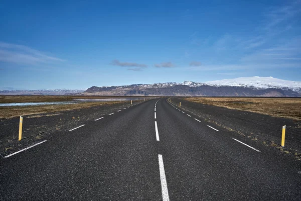 Paisagem islandesa com estrada rural — Fotografia de Stock