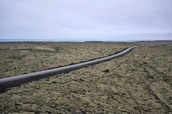 IJslandse landschap met land rijbaan — Stockfoto
