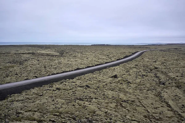 Paisaje islandés con calzada de campo —  Fotos de Stock