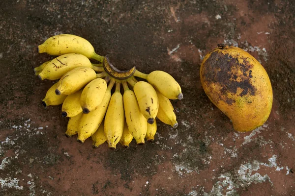 Bananas coloridas e mamão — Fotografia de Stock
