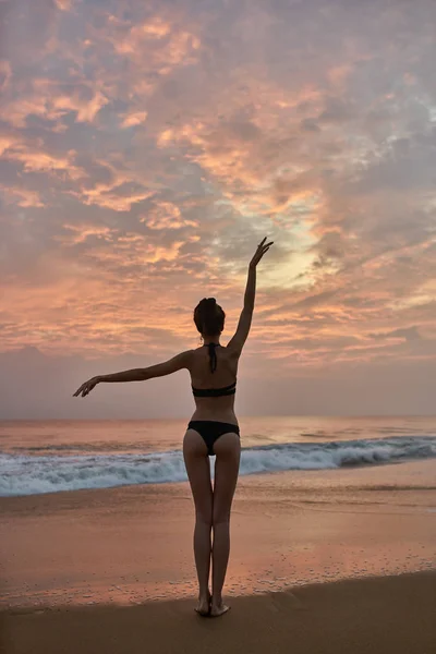 해변에서 포즈를 취하는 여자 — 스톡 사진