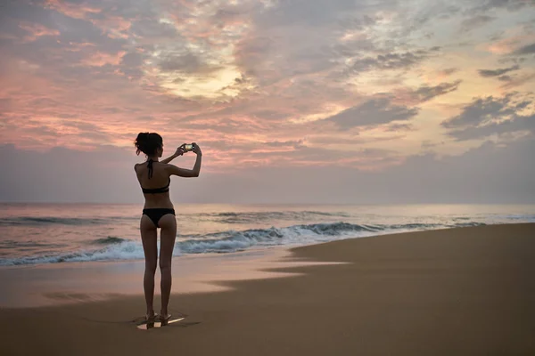 Ragazza in posa sulla spiaggia — Foto Stock