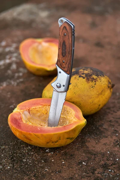 Sabrosas papayas y cuchillo — Foto de Stock