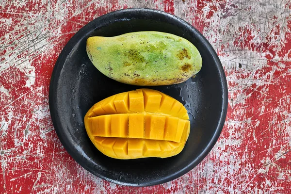 Färgglada Mango på tallrik — Stockfoto