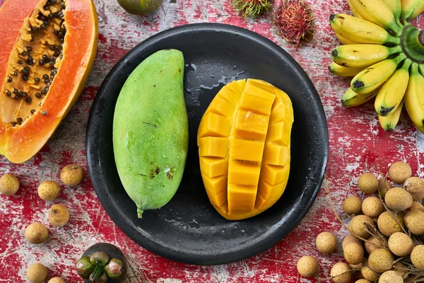 Kleurrijke exotisch fruit — Stockfoto