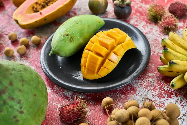 Kleurrijke exotisch fruit — Stockfoto