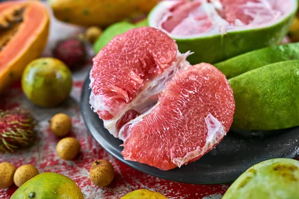 Kleurrijke exotisch fruit — Stockfoto