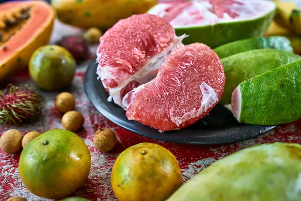 Kleurrijke exotisch fruit — Stockfoto