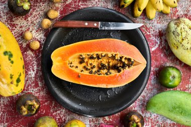 Renkli egzotik meyve