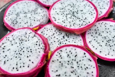 Renkli egzotik meyve