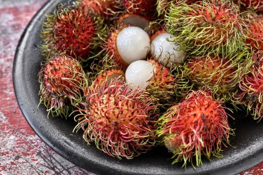 Renkli egzotik meyve