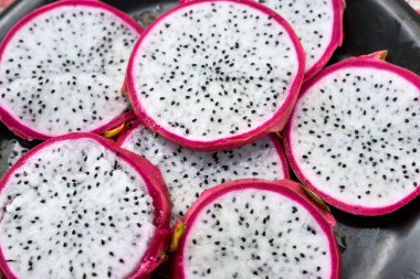 Renkli egzotik meyve