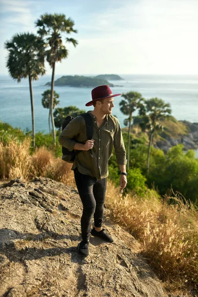 Tourist exploring new location — Stock Photo, Image