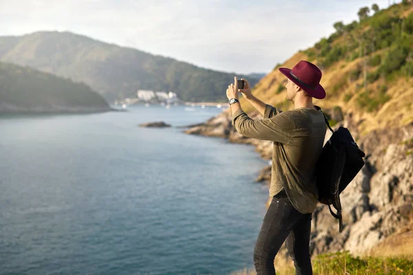 Viajante fazendo fotos ao ar livre — Fotografia de Stock