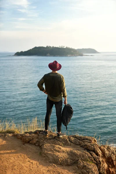 Traveler posing outdoors — Stock Photo, Image