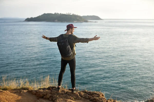 Traveler posing outdoors — Stock Photo, Image