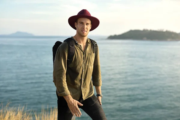 Traveler posing outdoors — Stock Photo, Image