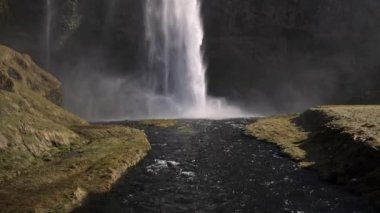 Şelale İzlanda manzara