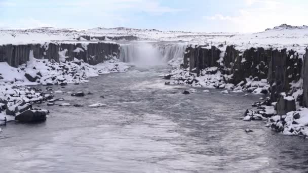Ледяной пейзаж с водопадом — стоковое видео