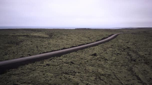 Islandia carretera país con coches en movimiento — Vídeo de stock