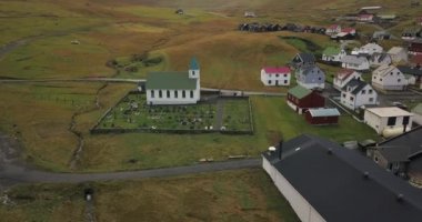 faroe Adaları üzerinde küçük bir köy