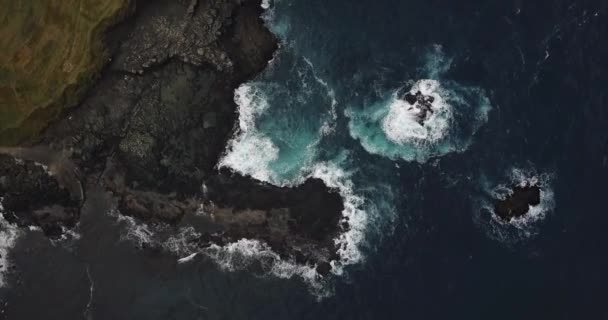 Paisaje rocoso de la costa — Vídeo de stock