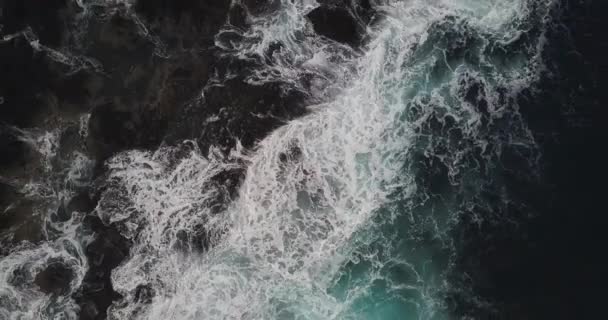 岩石的海滨景观 — 图库视频影像